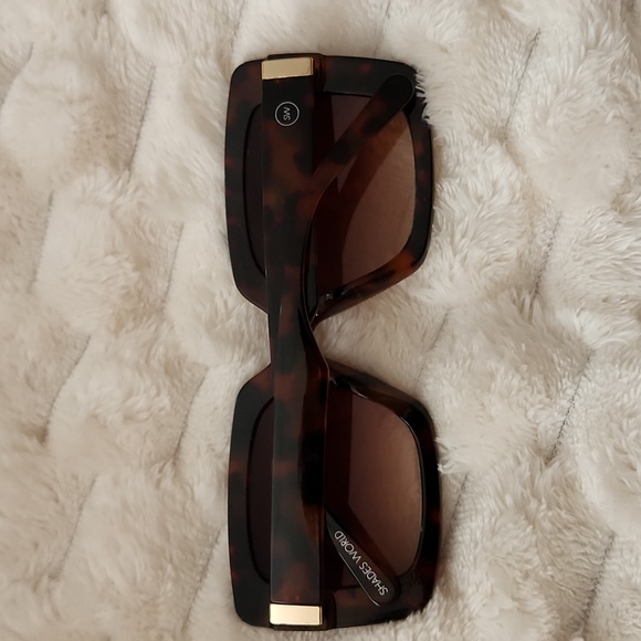 Fashion Sunglasses - Picture 2 of 7